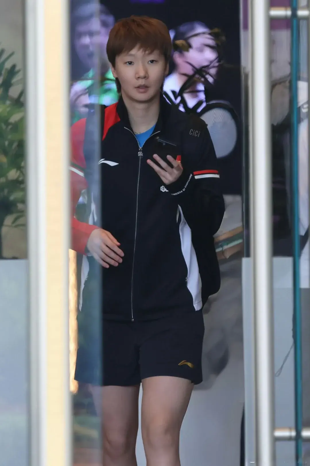 明天黄友政, 锅看起来不 明天黄友政, 锅看起来不