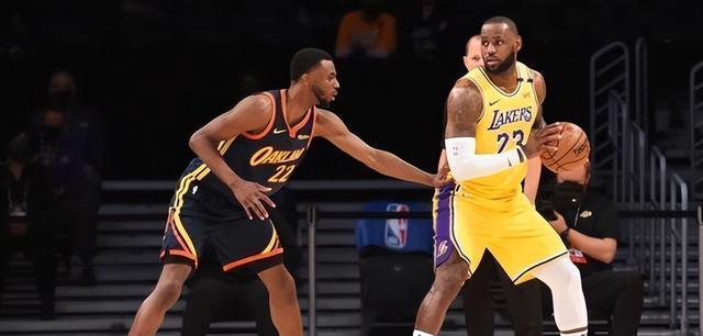 防守端更是, 两大锋线或 防守端更是, 两大锋线或